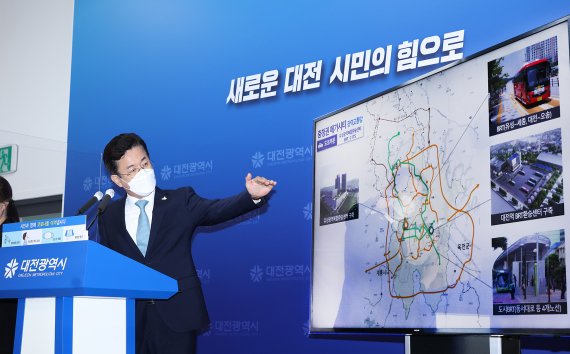 허태정 대전시장이 6일 시정브리핑을 갖고 대전중심의 광역교통망 재편에 따른 충청권 메가시티 구축 전망 등에 대해 설명하고 있다.
