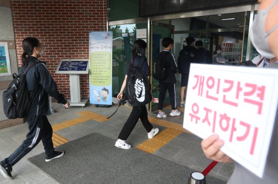 [서울=뉴시스] 고승민 기자 = 교육부가 발표한 2학기 학사운영 방안에 따라 4단계 지역에서도 학교급별로 3분의2 안팎으로 등교가 가능해진 6일 서울의 한 고등학교에 학생들이 등교를 하고 있다. 2021.09.06. kkssmm99@newsis.com