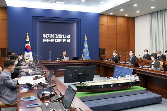 [서울=뉴시스] 김진아 기자 = 문재인 대통령이 6일 청와대에서 조선산업 성과와 재도약 전략을 의제로 열린 수석보좌관회의에서 발언하고 있다. 2021.09.06. bluesoda@newsis.com