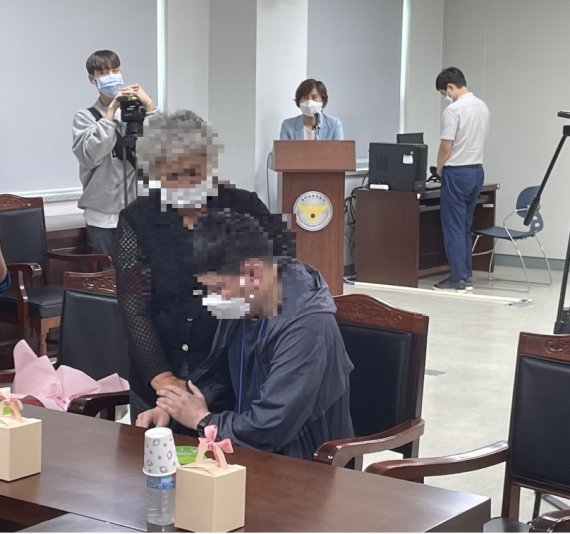 34년 전 생이별한 모자(母子)가 6일 충북 청주상당경찰서 소회의실에서 극적으로 상봉했다.(청주 상당경찰서 제공).2021.9.6/© 뉴스1