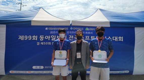 대전대 남자 소프트테니스팀이 조홍석 감독과 선수들.(사진=대전대 제공) *재판매 및 DB 금지