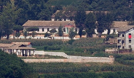 10일 경기도 파주시 오두산전망대에서 바라본 북한 황해북도 개풍군 마을에서 주민들이 오전 일과 후 이동하고 있다. 한미연합훈련의 '사전연습' 격인 우리 군의 위기관리참모훈련(CMST)이 시작된 10일 김여정 북한 노동당 부부장은 조선중앙통신사를 통해 담화를 내고 한미훈련에 대해 비난했다. 2021.8.10/뉴스1 © News1 박정호 기자