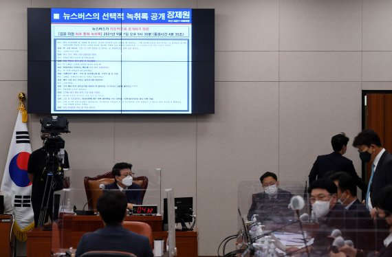 장제원 국민의힘 의원이 6일 서울 여의도 국회 법제사법위원회에서 열린 '윤석열 전 검찰총장의 고발 사주 의혹' 관련 현안 질의를 위한 전체회의에서 박범계 법무부 장관에게 질의하고 있다. (공동취재사진) 사진=뉴시스화상