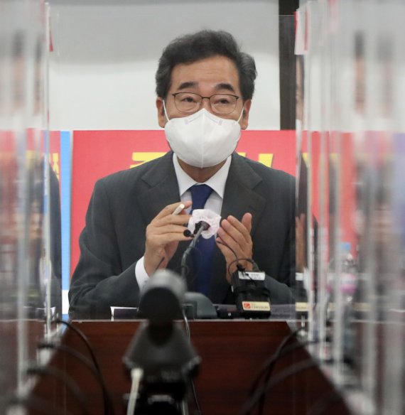 더불어민주당 대선 경선 주자인 이낙연 전 대표가 6일 오전 서울 중구 전국금융산업노동조합에서 박홍배 위원장을 비롯한 노조원들과 간담회를 하고 있다. 뉴시스