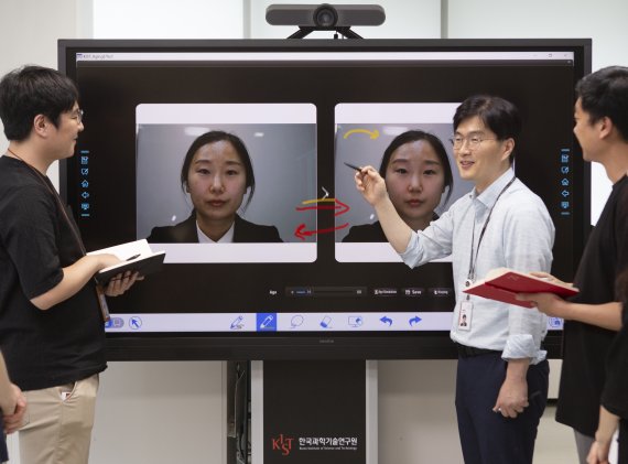김익재 한국과학기술연구원 소장(가운데)이 AI를 활용한 얼굴 예측 기술을 설명하고 있다. 한국과학기술연구원 제공