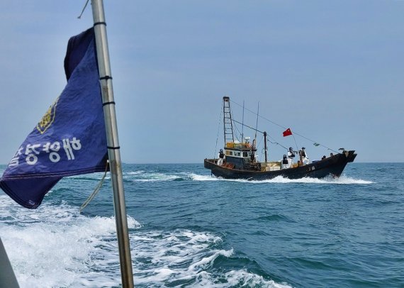 서해5도특별경비단은 가을철 꽃게 성어기를 맞아 서해 북방한계선(NLL) 인근 불법조업 중국어선에 대한 강력 단속에 나선다. 서특단이 불법조업 중국 어선을 단속하고 있는 모습.