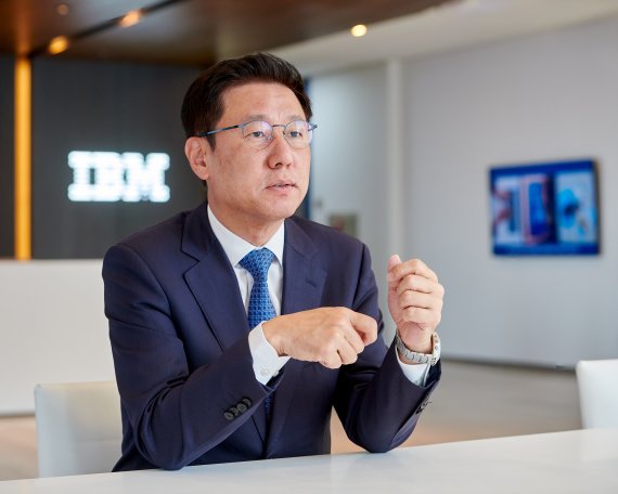 원성식 한국 IBM 대표이사 사장이 7일 최임후 첫 기자간담회를 갖고 IBM의 엔터프라이즈 디지털 플랫폼을 설명하고 있다. 한국IBM 제공