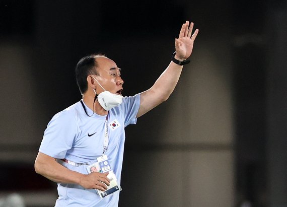 김학범 대한민국 올림픽 축구대표팀이 감독이 31일 오후 일본 요코하마 국제경기장에서 열린 '2020 도쿄올림픽' 대한민국과 멕시코의 8강 축구경기에서 선수들에게 작전을 지시하고 있다. 2021.7.31/뉴스1 © News1 이재명 기자