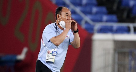 [요코하마(일본)=뉴시스] 이영환 기자 = 31일 오후(현지시간) 일본 요코하마 국제종합경기장에서 열린 2020 도쿄올림픽 남자축구 8강전 대한민국과 멕시코의 경기 전반전, 김학범 감독이 선수들에게 작전지시를 하고 있다. 2021.07.31. 20hwan@newsis.com