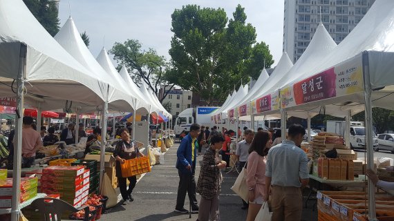 대구시가 추석 맞이 우수 능특산물 직거래 장터를 다양하게 실시한다. 사진은 지난 2018년 대구시청 본관 주차장에서 열린 직거래 장터 장면. 사진=대구시 제공