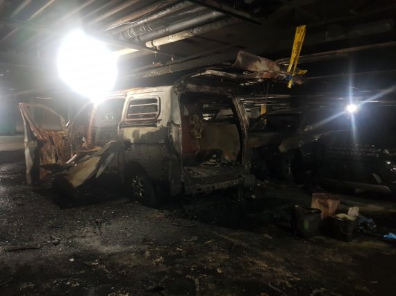 가스 폭발 화재로 전소된 스팀청소 차량.© 뉴스1
