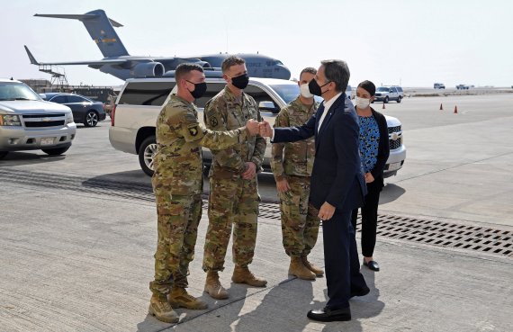 토니 블링컨 미국 국무장관(오른쪽 두번째)이 7일(현지시간) 카타르 도하의 알우데이드 공군기지에 마련된 아프가니스탄 난민 수속 센터에 도착해 미군 관계자들과 인사를 하고 있다. 로이터뉴스1