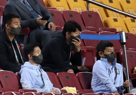 [수원=뉴시스] 정병혁 기자 = 7일 오후 경기 수원시 수원월드컵경기장에서 열린 '2022 FIFA 카타르 월드컵 아시아지역 최종예선 A조 2차전' 대한민국과 레바논의 경기, 대한민국 손흥민이 관중석에서 경기를 지켜보고 있다. 2021.09.07. jhope@newsis.com