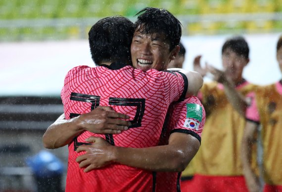 [수원=뉴시스] 백동현 기자 = 7일 오후 경기 수원시 수원월드컵경기장에서 열린 '2022 FIFA 카타르 월드컵 아시아지역 최종예선 A조 2차전' 대한민국과 레바논의 경기, 도움을 기록한 황희찬이 득점한 권창훈과 함께 기뻐하고 있다. 2021.09.07. livertrent@newsis.com