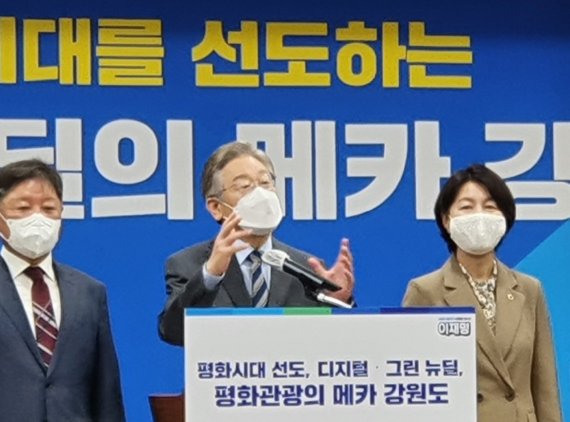 더불어민주당 대선 경선 후보인 이재명 경기도지사가 6일 강원 원주시청에서 기자간담회를 열고 농촌 기본소득에 대해 설명하고 있다. 2021.9.6/뉴스1 신관호 기자