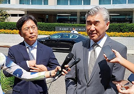 성김 미 국무부 대북정책특별대표(오른쪽)가 30일(현지시간) 오전 미 워싱턴D.C. 국무부 청사에서 노규덕 한반도평화교섭본부장과 협의를 가진 뒤 취재진과 만나고 있다. 한미는 이날 북핵 문제 등 한반도 상황에 대한 평가를 공유하고 인도적 지원을 포함한 대북정책 등을 협의했다. 2021.8.31/뉴스1 © News1 김현 기자