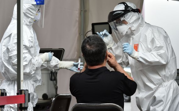 8일 오전 대구 수성구 보건소 선별진료소에서 시민들이 코로나19 진단검사를 받고 있다. 뉴시스 제공.
