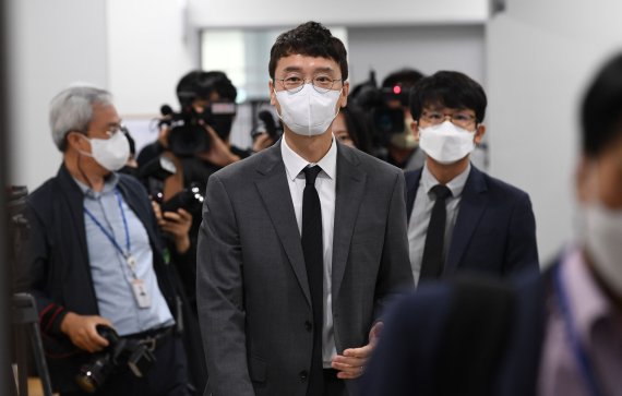 김웅 국민의힘 의원이 8일 서울 여의도 국회에서 '고발사주' 의혹 관련 기자회견을 하기 위해 소통관으로 들어서고 있다. 2021.9.8/뉴스1 © News1 이동해 기자
