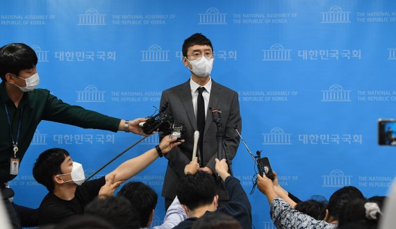 김웅 국민의힘 의원이 8일 서울 여의도 국회에서 '고발사주' 의혹 관련 기자회견을 마친 뒤 기자들의 질문에 답변하고 있다. 2021.9.8/뉴스1 © News1 이동해 기자