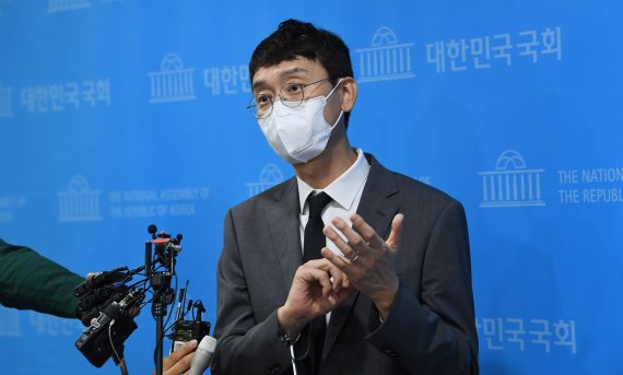 김웅 국민의힘 의원이 8일 서울 여의도 국회에서 '고발사주' 의혹 관련 기자회견을 마친 뒤 기자들의 질문에 답변하고 있다. 2021.9.8/뉴스1 © News1 이동해 기자