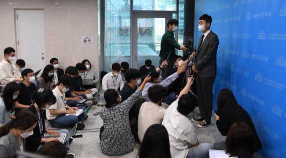 김웅 국민의힘 의원이 8일 서울 여의도 국회에서 '고발사주' 의혹 관련 기자회견을 마친 뒤 기자들의 질문에 답변하고 있다. 2021.9.8/뉴스1 © News1 이동해 기자