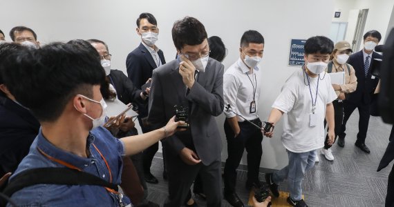 김웅 국민의힘 의원이 8일 서울 여의도 국회 소통관에서 '고발사주' 의혹 관련 기자회견을 마친 뒤 나서고 있다. 2021.9.8/뉴스1 © News1 이동해 기자