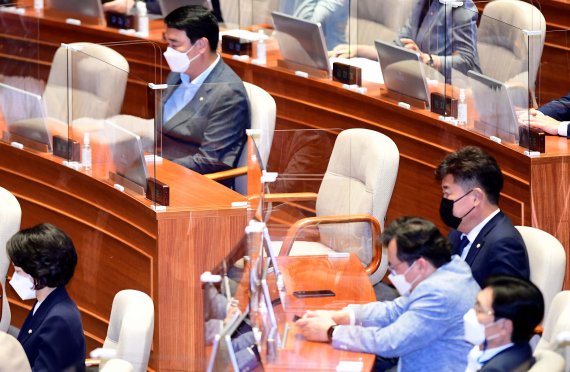 8일 서울 여의도 국회에서 열린 본회의장에 '윤석열 검찰 고발 사주' 의혹에 개입된 김웅 국민의힘 의원의 의석이 비어있다. 2021.9.8/뉴스1 © News1 구윤성 기자