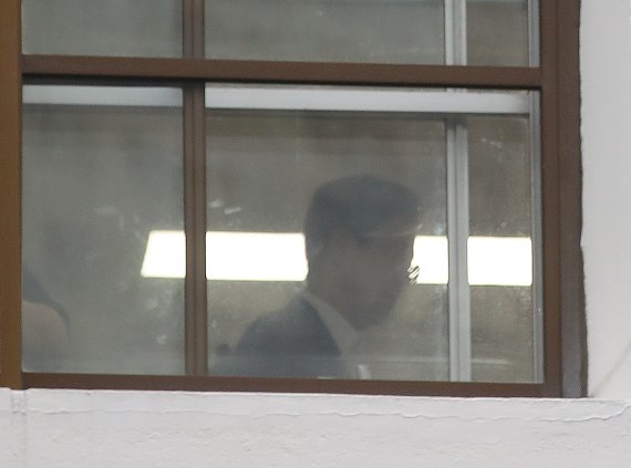 윤석열 전 검찰총장 재직 당시 검찰이 야당 의원에게 여권 정치인의 고발을 사주했다는 의혹이 제기된 가운데 '고발 문서'를 전달한 당사자로 지목된 손준성 대구고검 인권보호관(당시 대검 수사정보정책관)이 7일 오전 8시17분쯤 대구고검에 출근했다. 1분 뒤 검사실에서 손준성 인권보호관 모습이 확인됐다. 2021.9.7/뉴스1 © News1 공정식 기자