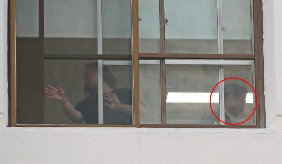 윤석열 전 검찰총장 재직 당시 검찰이 야당 의원에게 여권 정치인의 고발을 사주했다는 의혹이 제기된 가운데 '고발 문서'를 전달한 당사자로 지목된 손준성 대구고검 인권보호관(당시 대검 수사정보정책관)이 7일 오전 8시17분쯤 대구고검에 출근했다. 1분 뒤 검사실 직원이 창문을 닫고 가림막을 치는 장면에서 오른쪽 손준성 인권보호관(붉은색 원 안) 모습이 확인됐다. 2021.9.7/뉴스1 © News1 공정식 기자