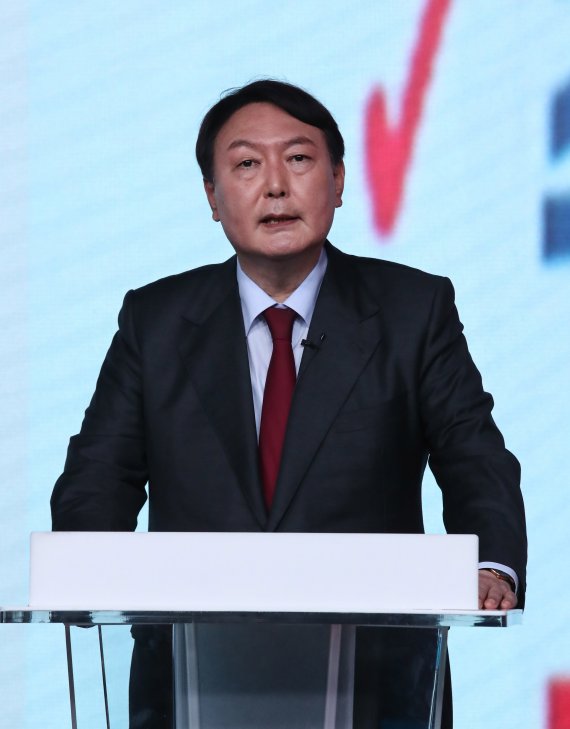 윤석열 국민의힘 대선 예비후보가 7일 서울 강서구 마곡동 ASSA빌딩 방송스튜디오에서 국민의힘 '제20대 대통령후보 1차 경선 후보자 3대 정책공약 발표회'에서 공약발표를 하고 있다. 2021.9.7/뉴스1 © News1 오대일 기자