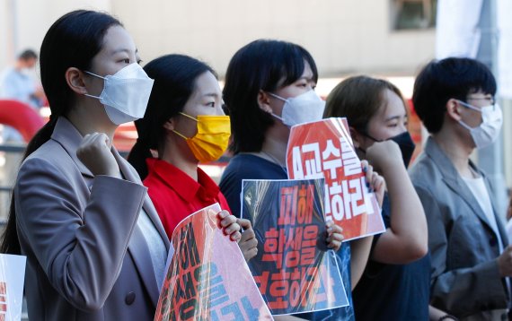 8일 서울 마포구 홍익대학교 앞에서 열린 홍익대 미대 인권유린 A교수 파면 요구 기자회견에서 참가자들이 구호를 외치고 있다. 사진=뉴스1