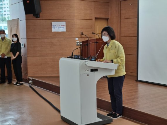 백춘희 강릉시보건소장이 24일 오후 강릉시보건소 보건교육장에서 열린 기자회견을 통해 취재진에게 지역 의료기관 백신 오접종 경과를 설명하고 있다.2021.6.24/뉴스1 윤왕근 기자