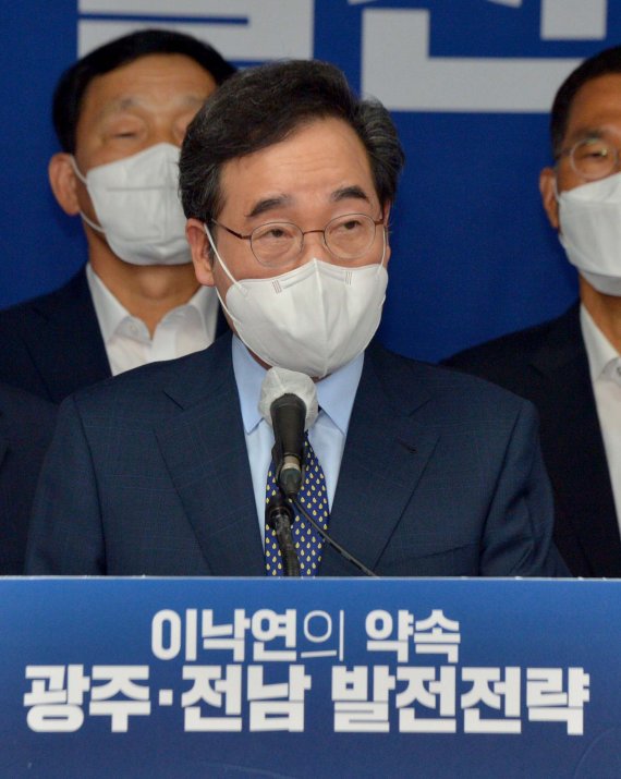 [광주=뉴시스] 변재훈 기자 = 이낙연 더불어민주당 대선 경선 후보가 8일 오후 광주 서구 광주시의회 시민소통실에서 국회의원직 사퇴를 발표하고 있다. 2021.09.08. wisdom21@newsis.com