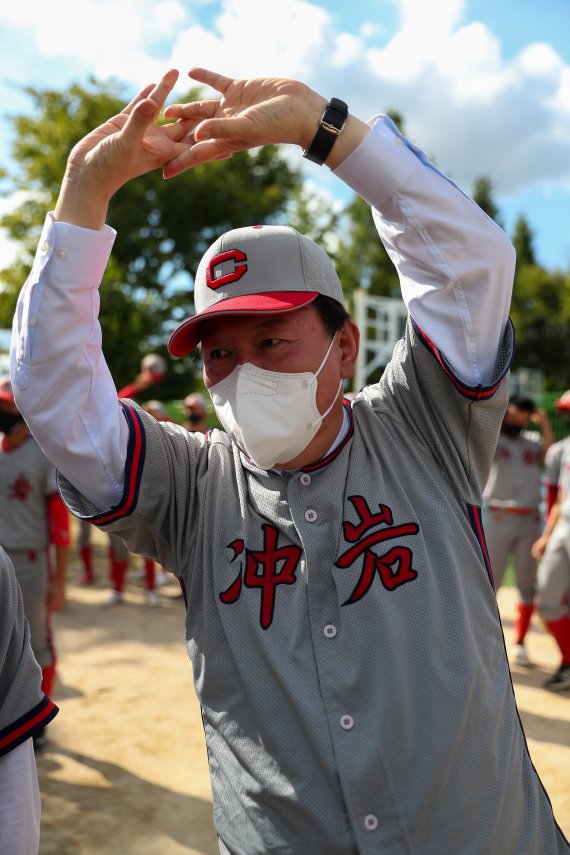 국민의힘 대선 주자인 윤석열 전 검찰총장이 8일 오후 모교인 충암고를 방문해 창단 후 처음으로 청룡기 전국고교야구선수권 대회를 우승한 야구부 선수들을 격려한 뒤 야구복으로 환복, 스트레칭을 하고 있다. (윤석열 캠프 제공)