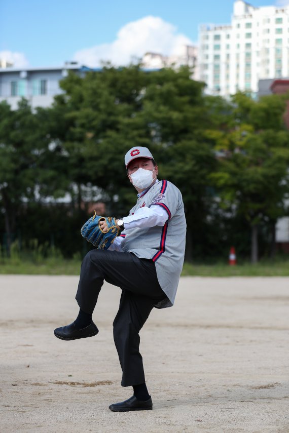 국민의힘 대선 주자인 윤석열 전 검찰총장이 8일 오후 모교인 충암고를 방문해 창단 후 처음으로 청룡기 전국고교야구선수권 대회를 우승한 야구부 선수들을 격려한 뒤 야구복으로 환복한 후 구위를 뽐내고 있다. (윤석열 캠프 제공)