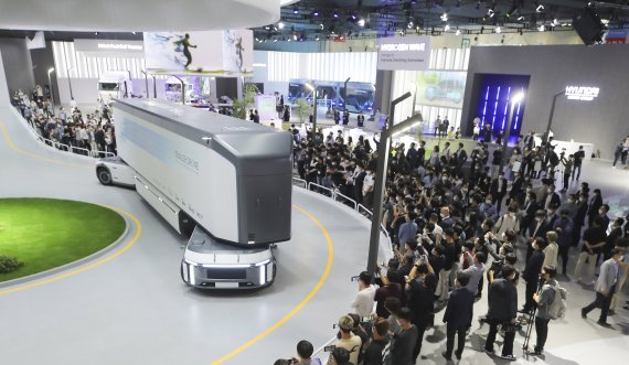 [서울=뉴시스] 배훈식 기자 = 8일 고양시 킨텍스 2전시장에서 개막한 “2021 수소모빌리티쇼”에 마련된 현대자동차 부스를 찾은 내빈들이 현대차의 트레일러드론 시연을 관람하고 있다. (공동취재사진) 2021.09.08. photo@newsis.com