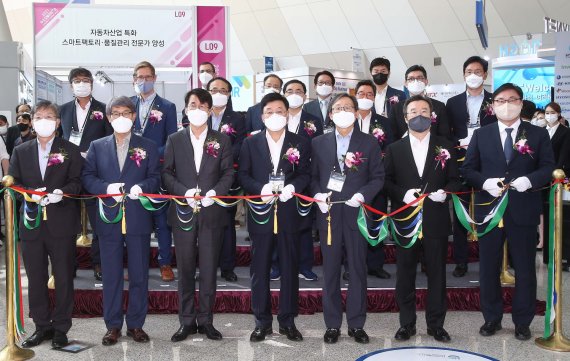 [서울=뉴시스] 8일 경기도 고양시 킨텍스에서 열린 2021수소모빌리티+쇼 개막행사에서 주요 내빈 및 참가사 CEO가 기념촬영을 하고 있다. 첫줄 좌측부터 대한무역투자진흥공사 유정열 사장, 한국수소산업협회 김방희 회장, 현대자동차 김동욱 부사장, 수소모빌리티+쇼조직위원회 정만기 조직위원장, 수소융합얼라이언스 문재도 회장, 수소에너지네트워크 도경환 회장, 킨텍스 이화영 사장. 올해 2회 차를 맞은 수소모빌리티+쇼에는 ▲수소모빌리티 ▲수소충전인프라 ▲수소에너지 분야의 전 세계 12개국, 154개 기업 및 기관이 참가했다. (사진=수소모