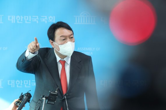 국민의힘 대선 주자인 윤석열 전 검찰총장이 지난 8일 서울 여의도 국회 소통관에서 최근 불거진 '고발 사주' 의혹과 관련해 해명하는 기자회견을 마친 뒤 질의에 답하고 있다. 뉴스1 제공