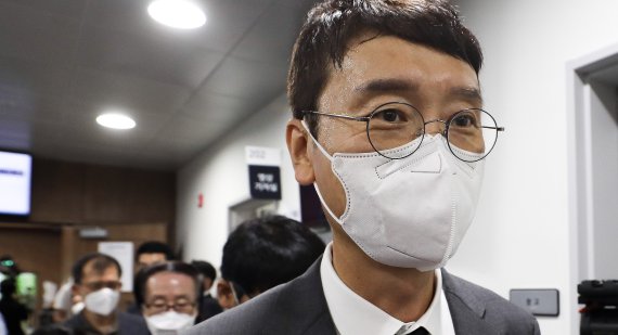 김웅 국민의힘 의원이 지난 8일 서울 여의도 국회 소통관에서 지난해 총선 당시 윤석열 검찰총장의 측근 검사로부터 여권 인사에 대한 고발장을 넘겨받았다는 이른바 '고발 사주' 의혹과 관련한 기자회견을 마친 뒤 땀을 흘리며 나서고 있다. 뉴스1 제공