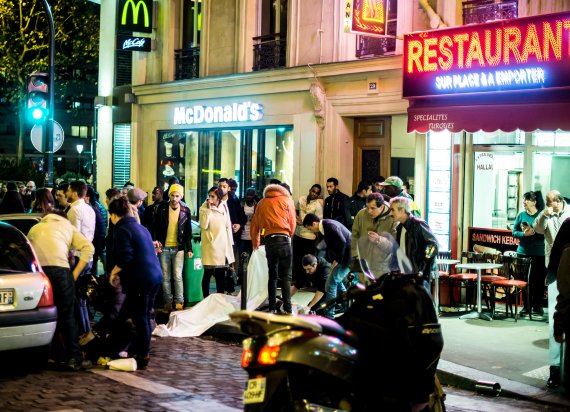 2015년 11월 13일(현지시간) 연쇄 테러가 발생한 프랑스 파리의 한 카페 인근에서 숨진 시신을 수습중이다.<div id='ad_body3' class='mbad_bottom' ></div> /사진=뉴스1