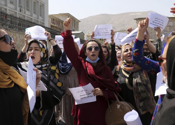 지난 3일(현지시간) 아프가니스탄 카불에서 여성들이 탈레반 정권하에서 자신들의 권리를 요구하기 위해 모이고 있다. /사진=AP/뉴시스