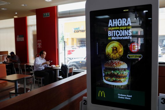엘살바도르의 한 맥도날드 매장에 비트코인 결제를 지원한다는 안내 포스터가 붙여있다. /사진=뉴스1로이터