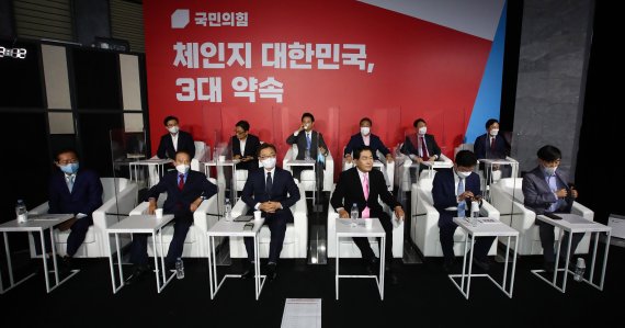지난 7일 오후 서울 강서구 ASSA빌딩 방송스튜디오에서 열린 국민의힘 대선 경선 후보 '체인지 대한민국, 3대 약속' 발표회에서 12명의 대선주자들이 대기석에서 자리하고 있다. /사진=뉴스1