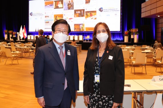 오스트리아를 공식 방문 중인 박병석 국회의장은 8일(현지시간) 빈 오스트리아 센터(AC)에서 열린 세계국회의장회의에서 아나 마리아 마리 마차도 쿠바 부의장과 회담을 가졌다. (사진=국회의장실 제공) 2021.09.09 *재판매 및 DB 금지