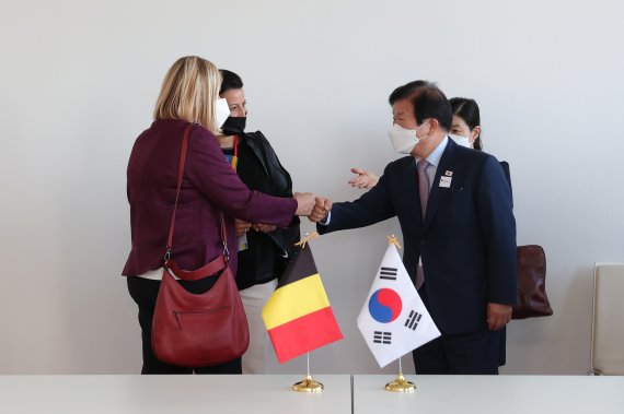 오스트리아를 공식 방문 중인 박병석 국회의장은 8일(현지시간) 빈 오스트리아 센터(AC)에서 열린 세계국회의장회의에서 벨기에 스테파니 도스 상원 의장, 엘리안느 틸리유 하원 의장과 회담을 가졌다. (사진=국회의장실 제공) 2021.09.09 *재판매 및 DB 금지