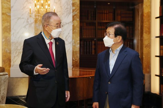 [서울=뉴시스] 최동준 기자 = 세계국회의장회의 참석차 오스트리아를 방문 중인 박병석 국회의장이 8일(현지시간) 빈 임페리얼 호텔에서 반기문 전 유엔사무총장과 만나 면담하고 있다. (사진=국회 제공) 2021.09.08. photo@newsis.com *재판매 및 DB 금지