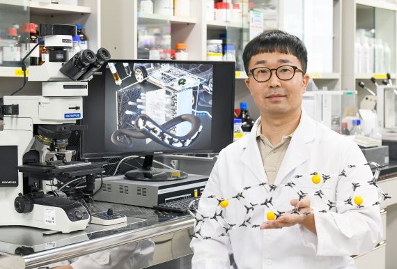 [창원=뉴시스] 홍정명 기자= 한국전기연구원 차세대전지연구센터 김병곤 선임연구원이 리튬금속전지용 리튬 저장체 개념을 형상화한 구조물을 들고 포즈를 취하고 있다.(사진=한국전기연구원 제공) 2021.09.09. photo@newsis.com