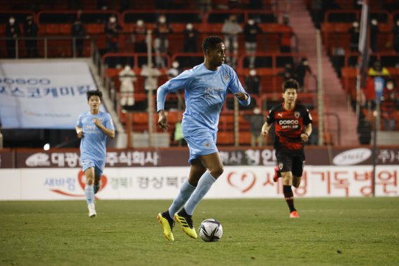 대구FC가 포항전 승리를 통해 '전 구단 상대 승리'에 도전한다. 에드가 선수가 포항 골문을 노리고 있다. 사진=대구FC 제공