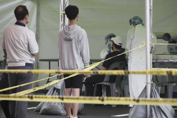 신종 코로나바이러스 감염증 확산세가 이어지고 있는 1일 오전 울산 중구 종합운동장에 마련된 임시 선별검사소에서 시민들이 검사를 받고 있다. 2021.9.1/뉴스1 © News1 윤일지 기자