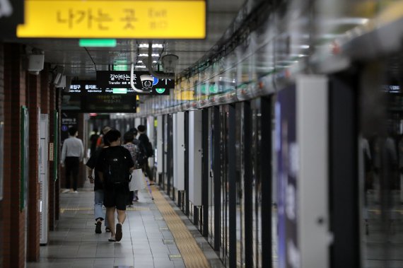 서울 중구 지하철 시청역에서 시민들이 발걸음을 옮기고 있다. 2021.8.22/뉴스1